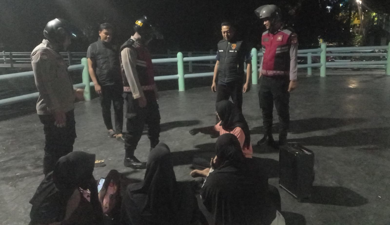 Patroli Malam Jakarta On The Spot, Polsek Kepulauan Seribu Selatan Kenalkan Layanan Polisi 110 Melalui Dialog Bersama Warga