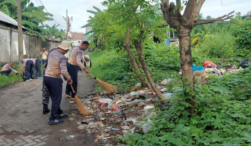 Peringati HUT Ke-5, Prajurit Satlinlamil 3 Gelar Bersih Lingkungan