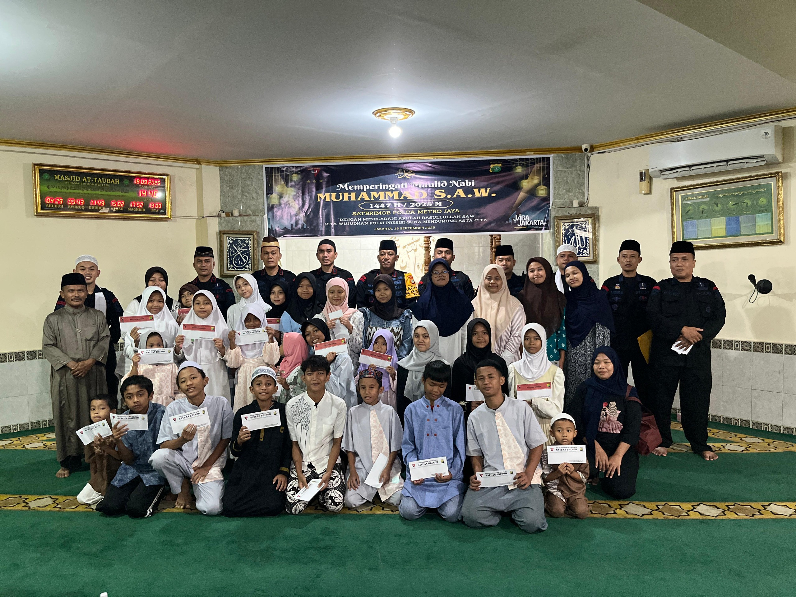Brimob Polda Metro Jaya Tebar Kepedulian Lewat Santunan Anak Yatim dalam Peringatan Maulid Nabi Muhammad SAW 1447 H