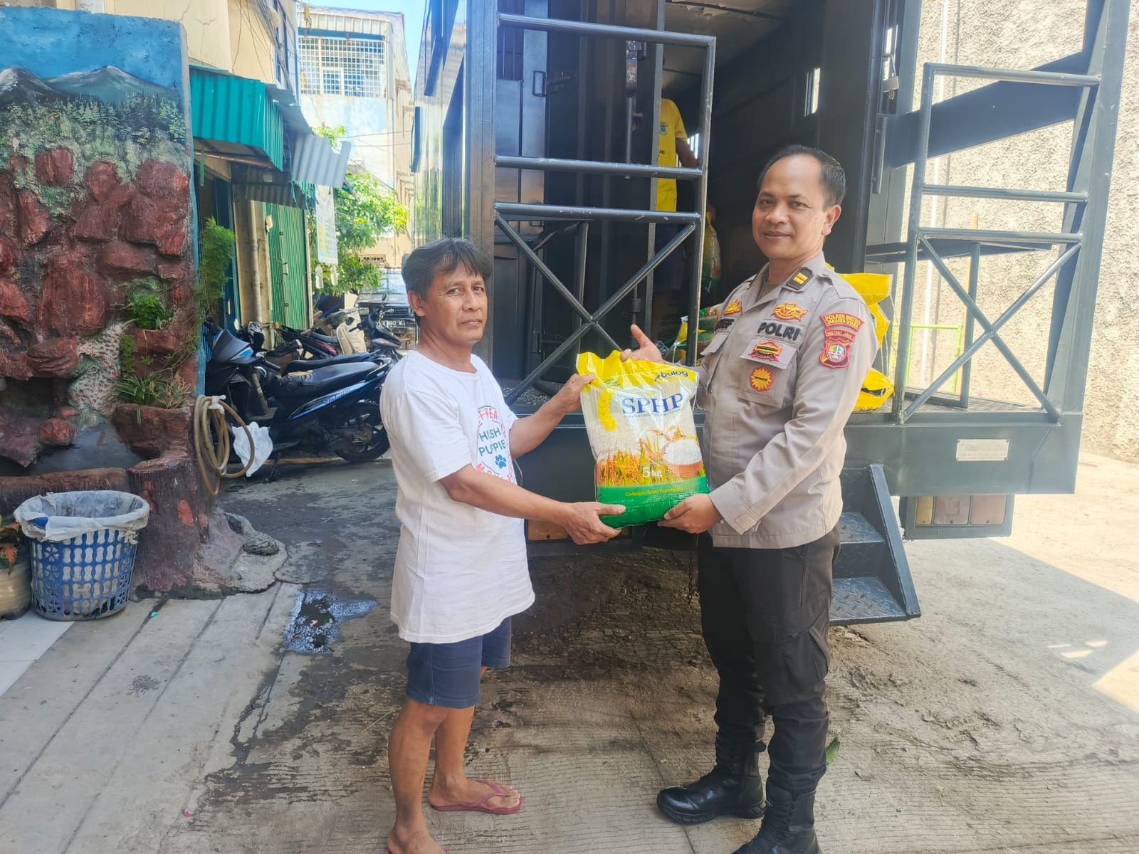 Jaga Jakarta — Jaga Lingkungan: Polsek Metro Penjaringan Kawal Distribusi Beras Murah SPHP BULOG untuk Warga