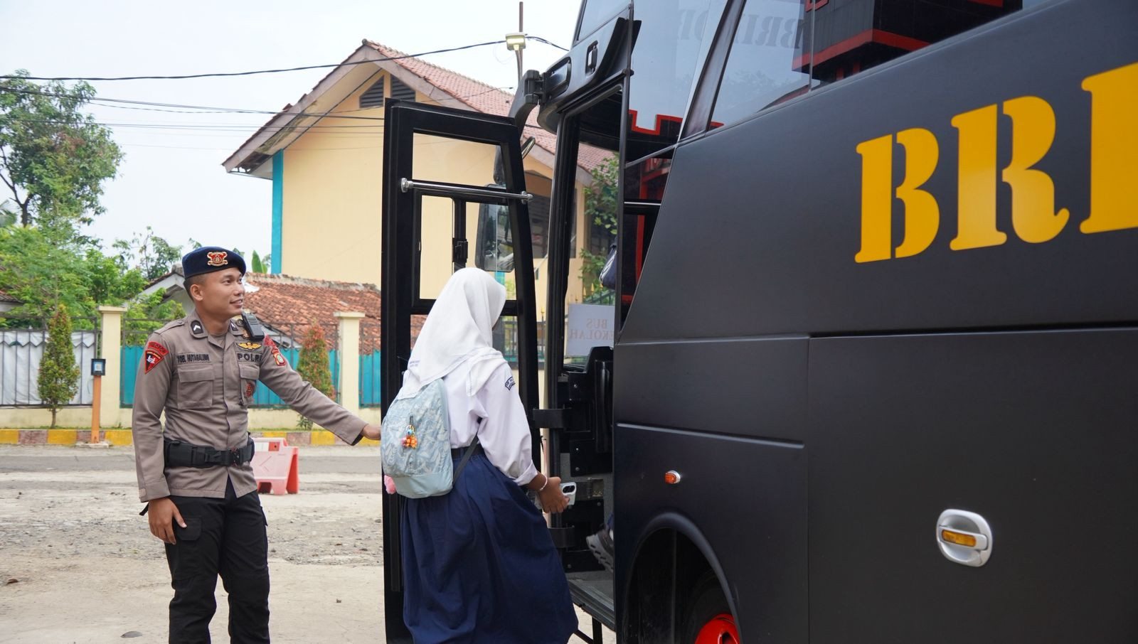Bus Sekolah Gratis Brimob Polda Metro Jaya Selalu Jadi Kebanggaan Warga Tangerang Selatan