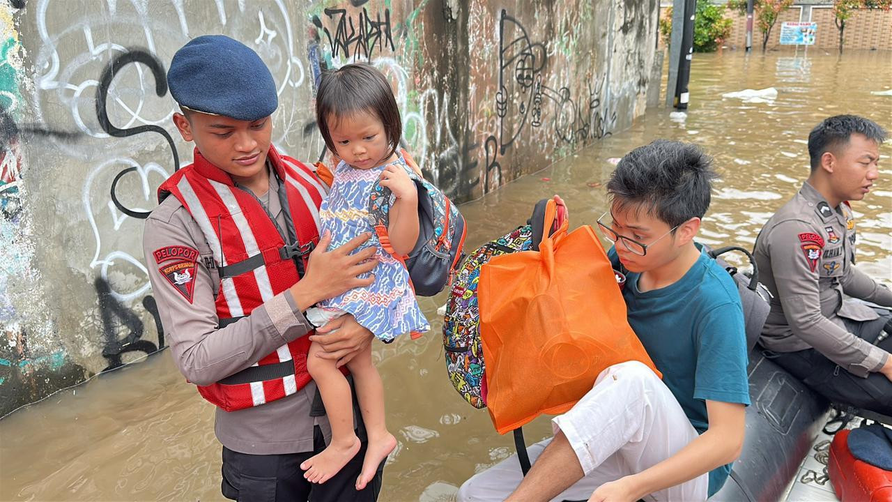 Banjir 2 Meter Rendam Bangka V Jaksel, Brimob Evakuasi Warga