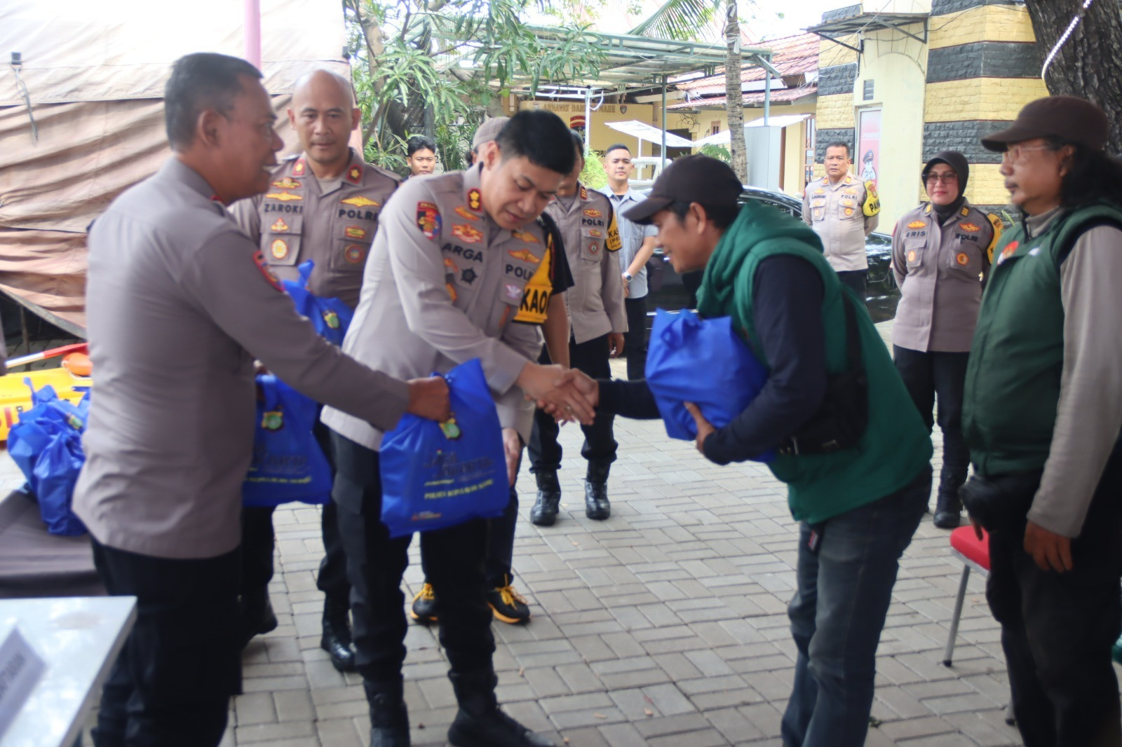 Jum’at Peduli di Marina Ancol, Polres Kepulauan Seribu Hadirkan Pemeriksaan Kesehatan Gratis dan Sembako untuk Ojol dan Warga