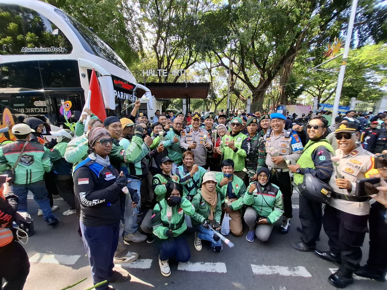 Bagikan Ribuan Mawar Untuk Anggota Polri dan TNI di Monas,  Komunitas Ojol Tidak Mau Terprovokasi