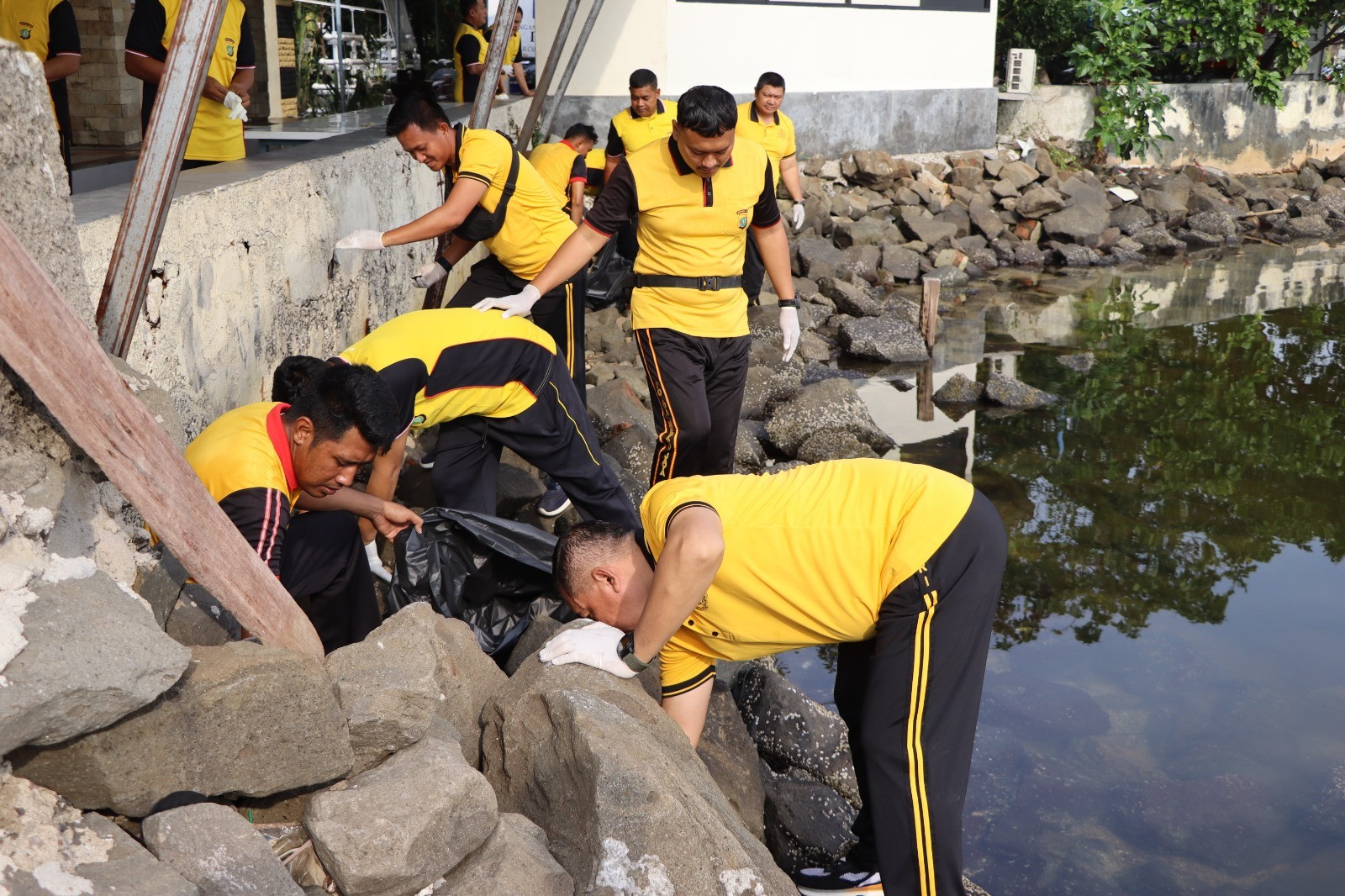 Aksi Nyata Polres Kepulauan Seribu, Bersih-Bersih Pantai Marina Ancol dari Sampah Plastik
