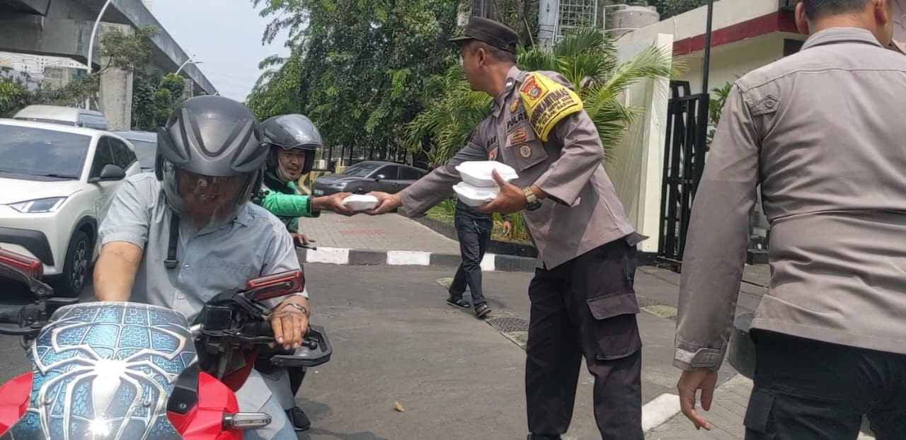 Jumat Peduli, Polsek Kelapa Gading Bagikan 50 Nasi Kotak untuk Ojol dan Warga