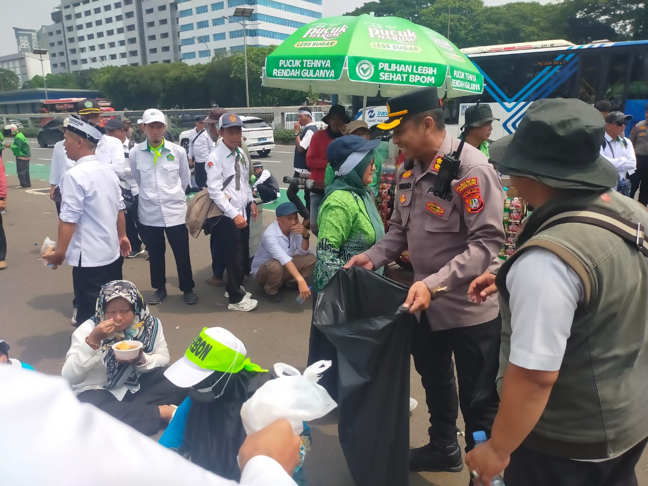 Pelayanan Humanis Polisi di Aksi Guru Madrasah, Bagikan Roti hingga Air Mineral