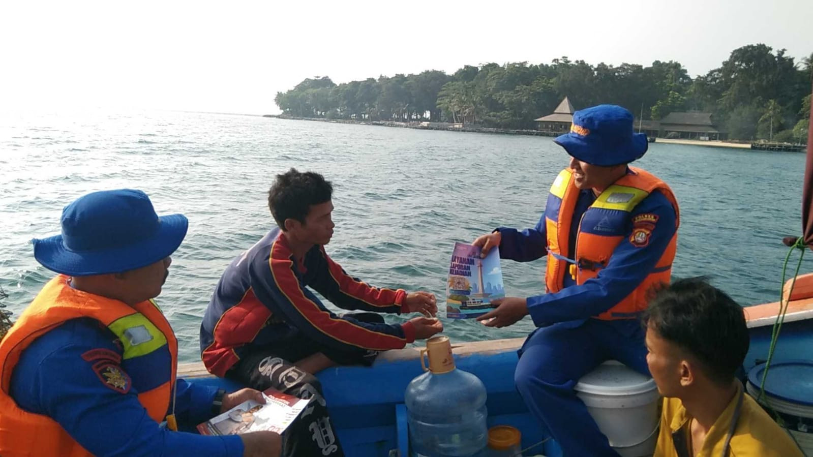 Jakarta On The Spot, Satpolairud Polres Kepulauan Seribu Sosialisasikan Layanan Polisi 110 dan Ajak Nelayan Tolak Alat Tangkap Terlarang