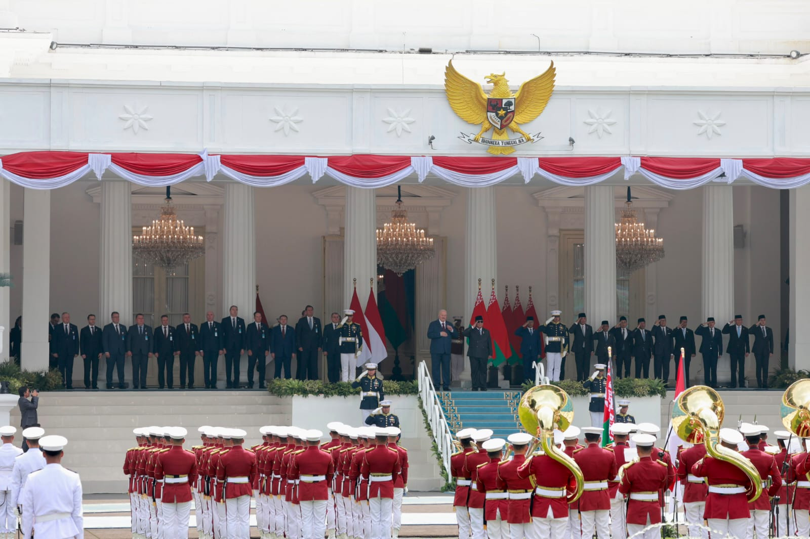 Diiringi Tari Enggang, Prabowo Sambut Hangat Presiden Belarus di Istana Merdeka