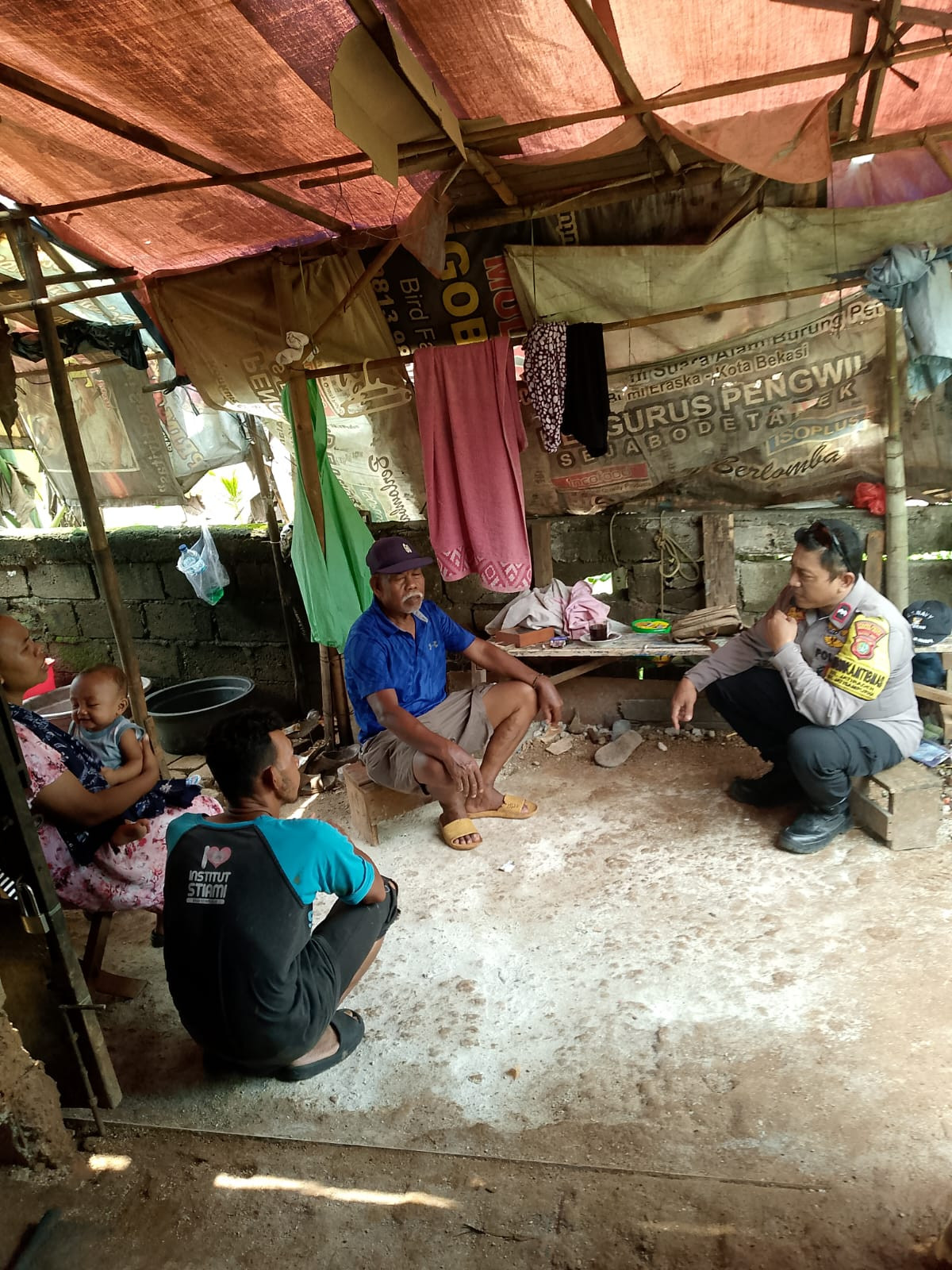 Door to Door Bhabinkamtibmas Jatiraden Ajak Warga Aktifkan Siskamling dan Sosialisasi Bahaya Judi Online dan Antisipasi Kebakaran