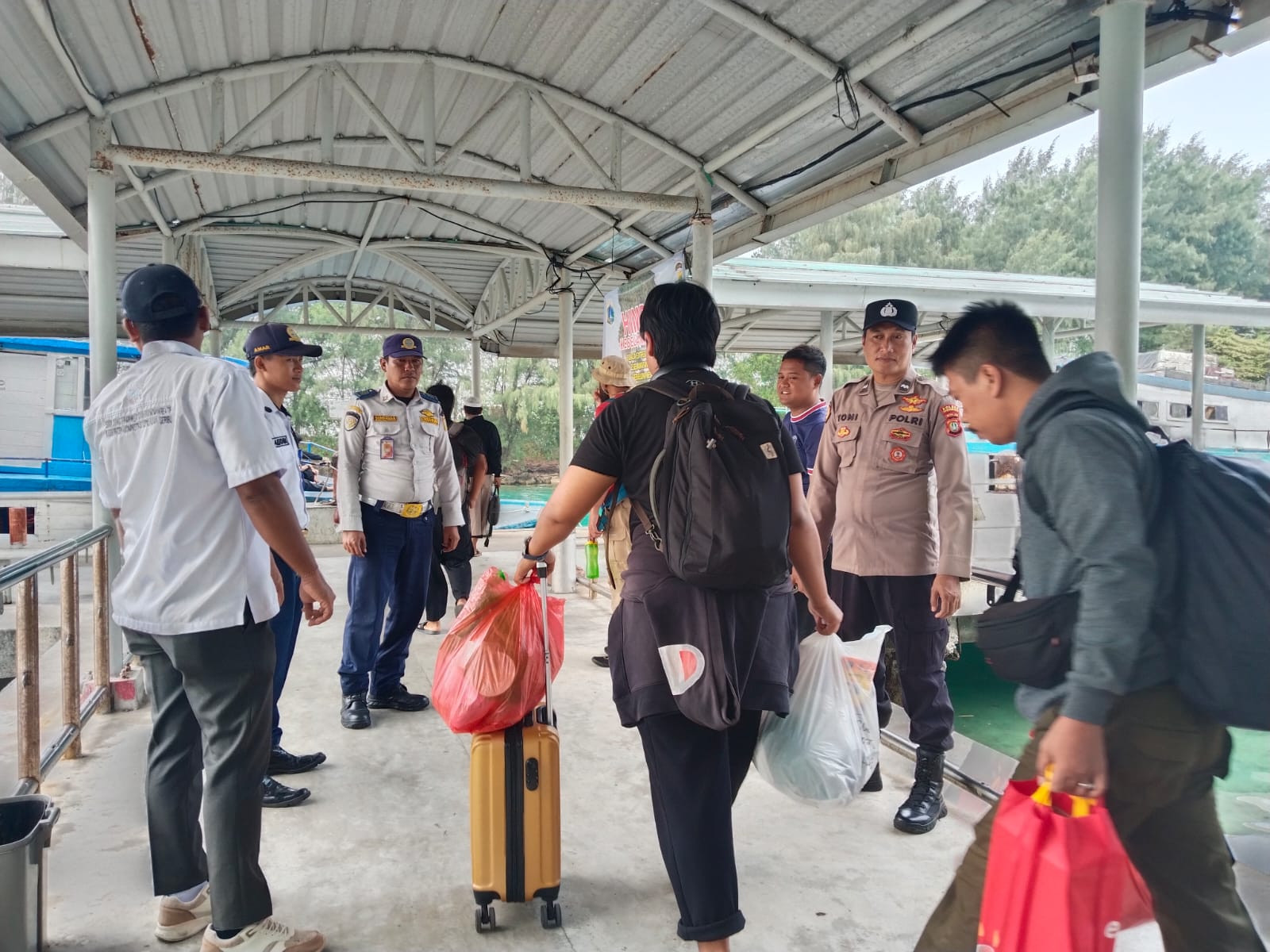 Polisi Baik di Dermaga: Polsek Kepulauan Seribu Selatan Wujudkan Pengamanan Humanis di Pulau Tidung dan Pulau Pari