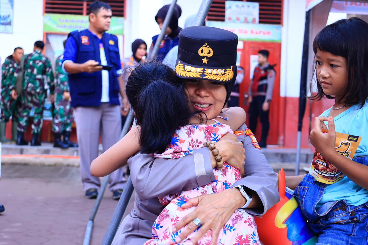 Tim Trauma Healing Ops Aman Nusa II Tinjau Posko Pengungsian di Kota Padang
