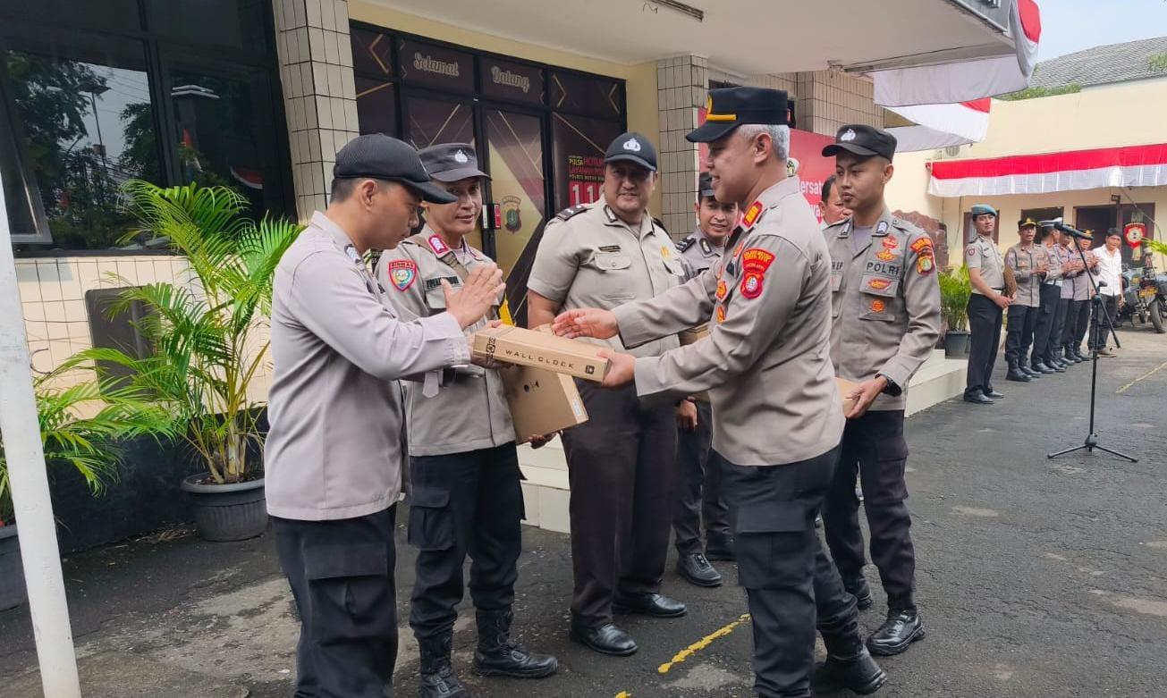 Surprise Hadiah Ulang Tahun untuk Anggota Polsek Bekasi Barat