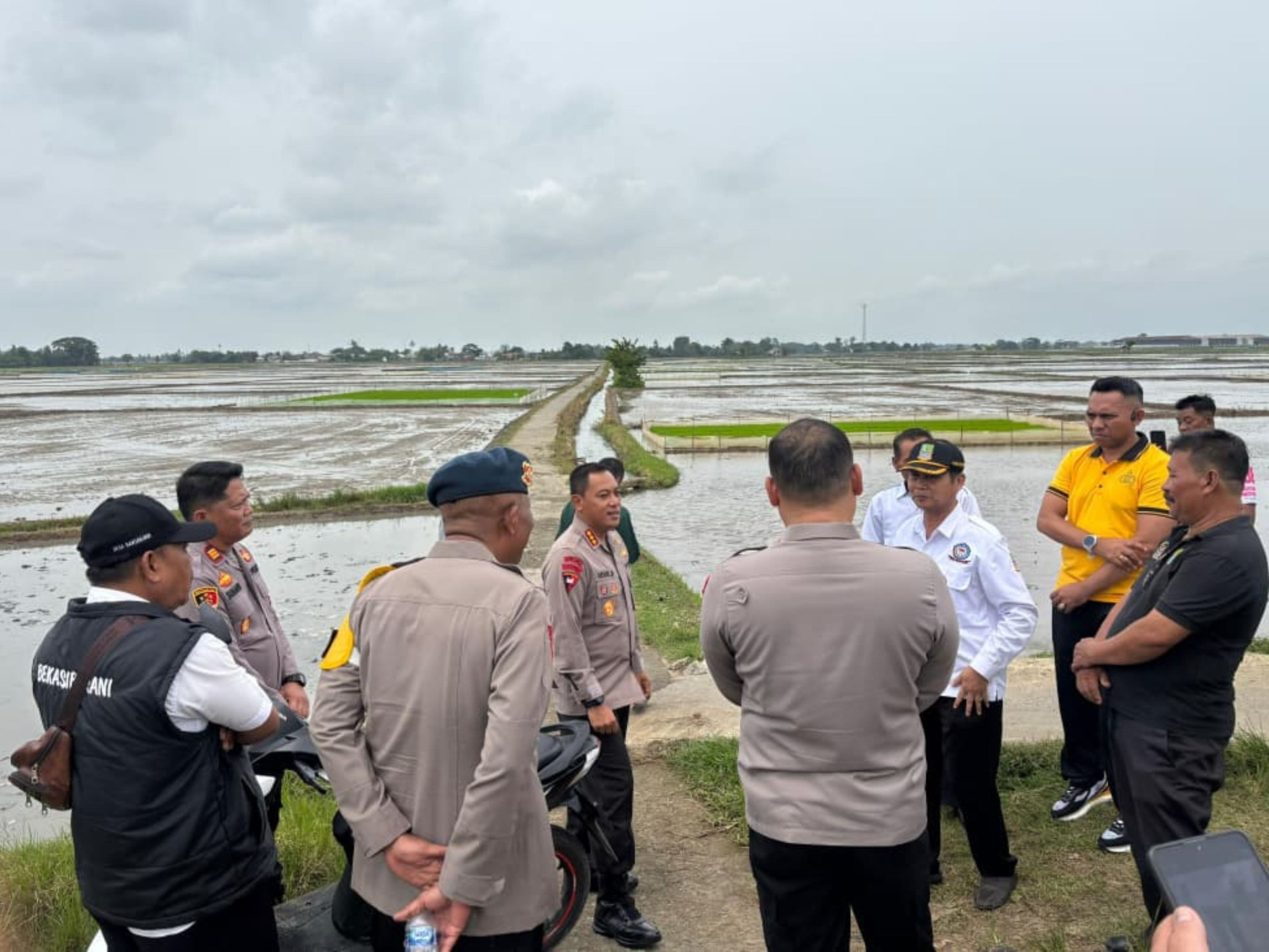 Dansat Brimob Polda Metro Jaya Hadir Dukung Program Kapolda Metro Jaya Melalui Peninjauan Rencana Jembatan Desa