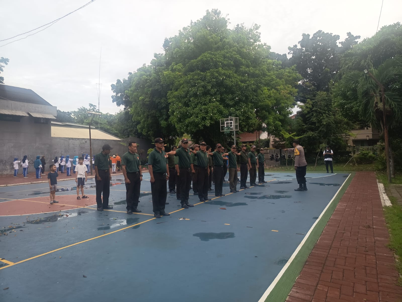 Bhabinkamtibmas Jakasampurna Tingkatkan Kemampuan Petugas Keamanan Lingkungan RW.06A