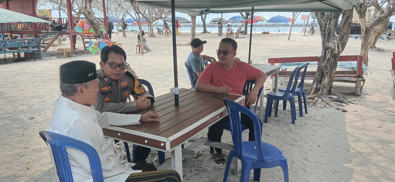 Bhabinkamtibmas Pulau Untung Jawa Sosialisasikan Layanan Polisi 110 kepada Warga