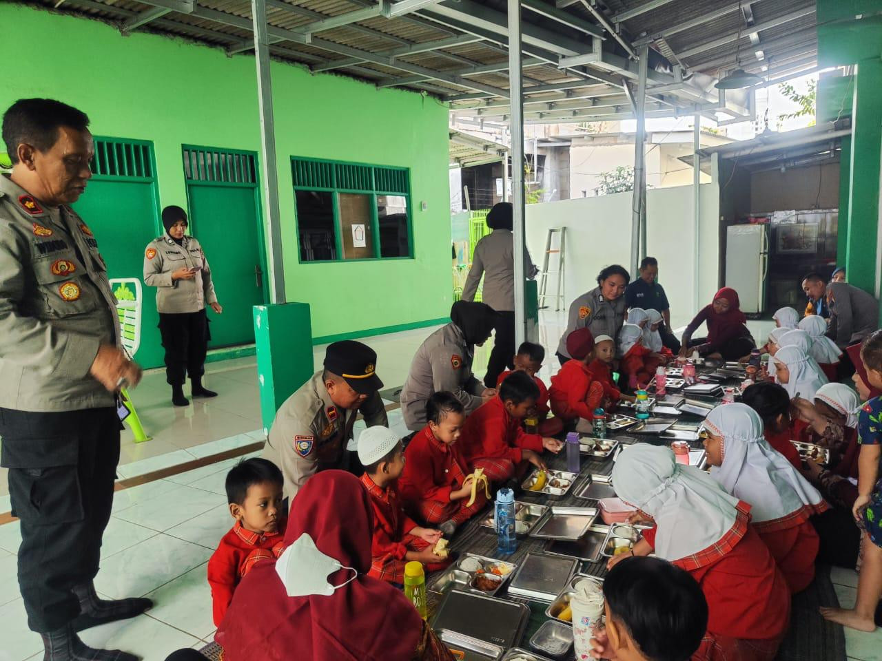 Polres Metro Jakarta Utara Distribusikan 1.034 Porsi Makanan Bergizi Gratis di Tiga Sekolah At-Taqwa Kelapa Gading Berjalan Lancar