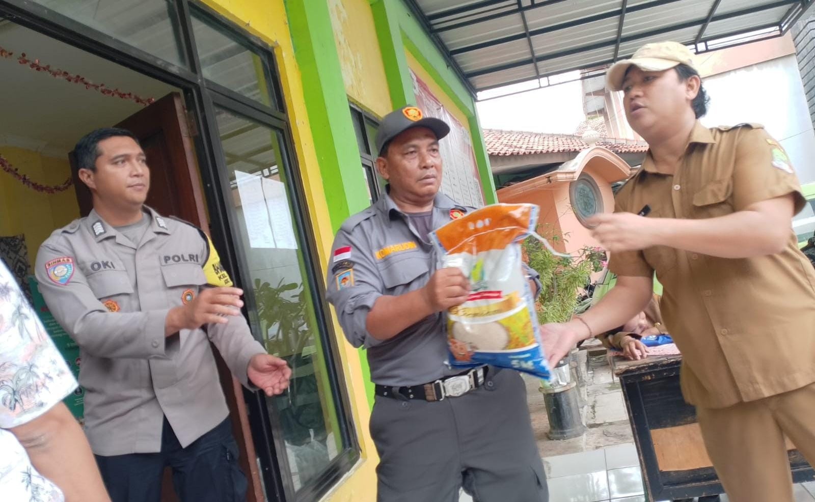 Kawal Penyaluran Sembako Bersubsidi, Bhabinkamtibmas Bripka Oki Pastikan Operasi Pasar di Perwira Tertib