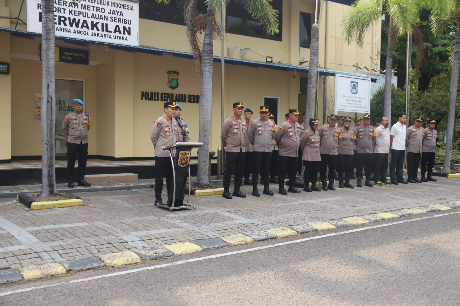 Kapolres Kepulauan Seribu Tekankan Profesionalisme dan Antisipasi Gaya Hidup Hedon Saat Pimpin Apel Pagi