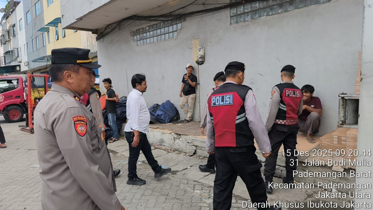Polsek Pademangan Gelar Patroli Jalan Kaki di Ruko Permata Ancol, Cegah Gangguan Kamtibmas