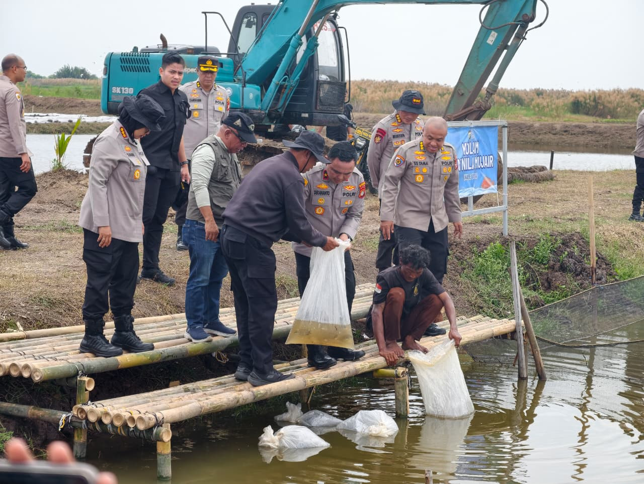 Polda Metro Jaya Tebar 37 Ribu Benih Ikan di Muara Gembong, Dukung Ketahanan Pangan