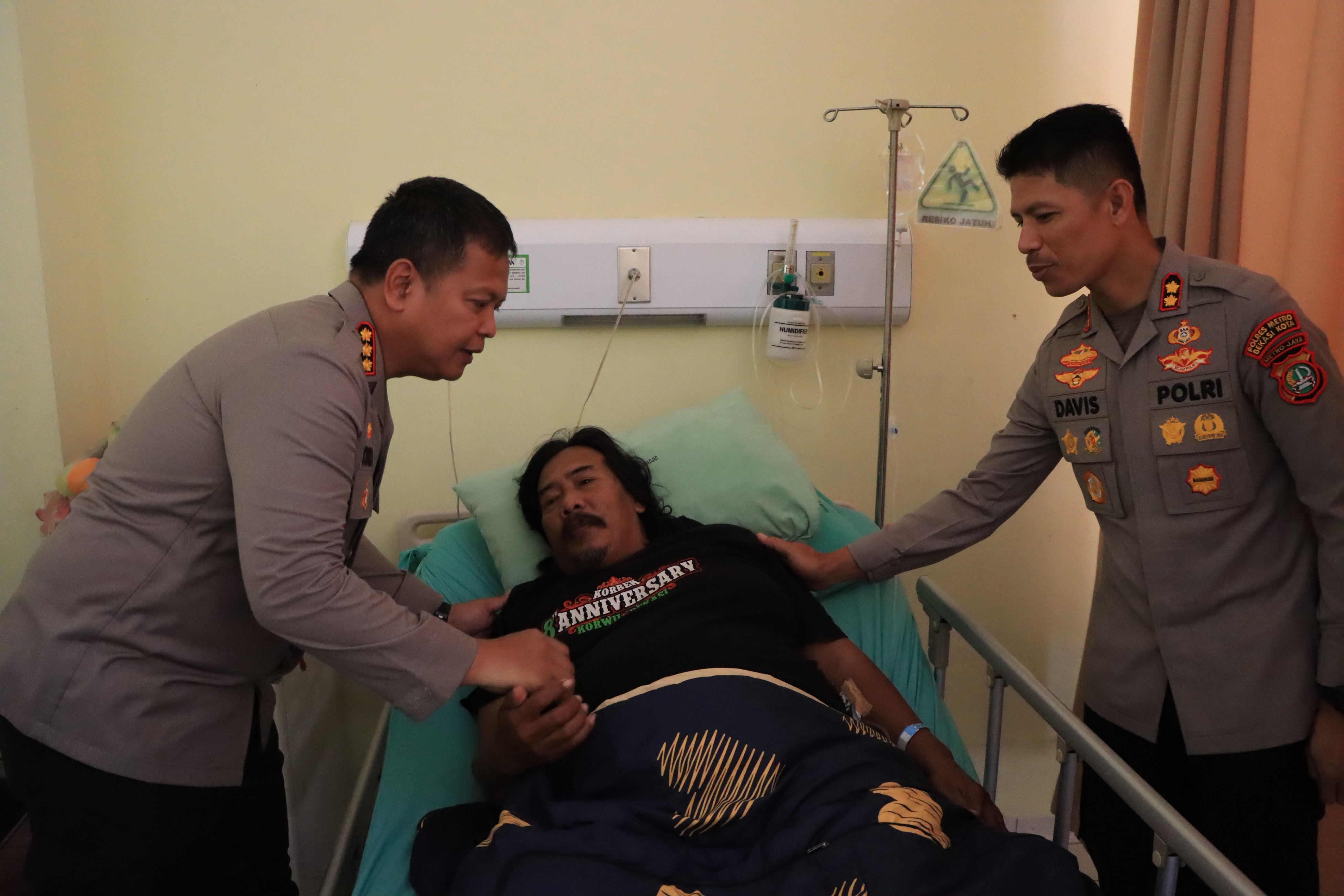 Wujud Nyata Polri Peduli, Kapolres Bekasi Kota Jenguk Ketua Ojol Sabuk Kamtibmas di RSUD