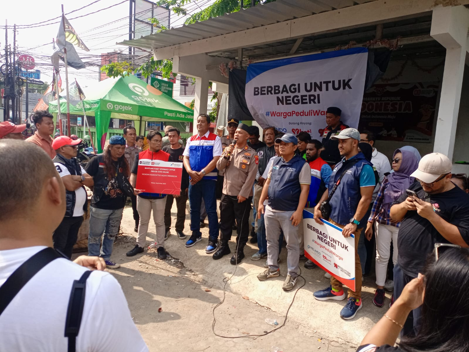 Polsek Bekasi Barat Salurkan 450 Paket Sembako kepada Ojek Online (Ojol)