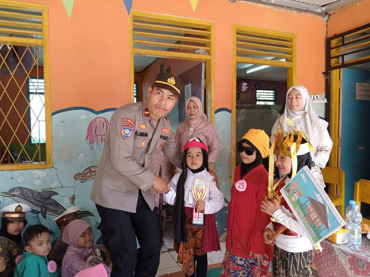 Peringatan Hari Pahlawan di TK: Polsek Jatisampurna Tanamkan Nilai Disiplin Sejak Dini di TK Islam Baitul Jihad