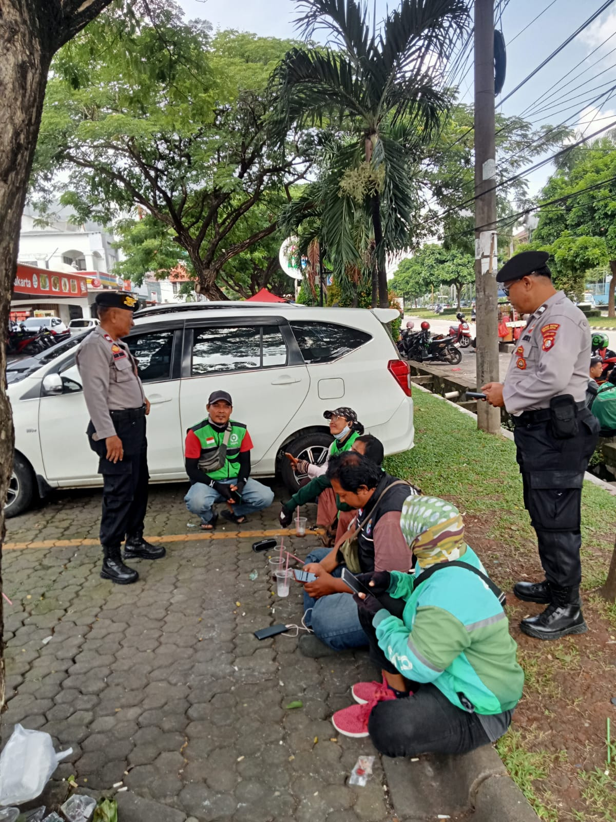 Polsek Rawa Lumbu Laksanakan Patroli Jalan Kaki Dialogis, Perkuat Kedekatan dengan Warga