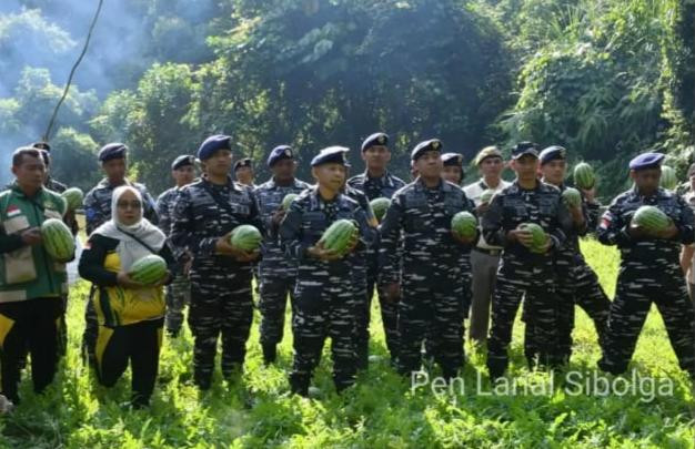 Lanal Sibolga Laksanakan Panen Raya Semangka di Labuhan Angin Kabupaten Tapanuli Tengah