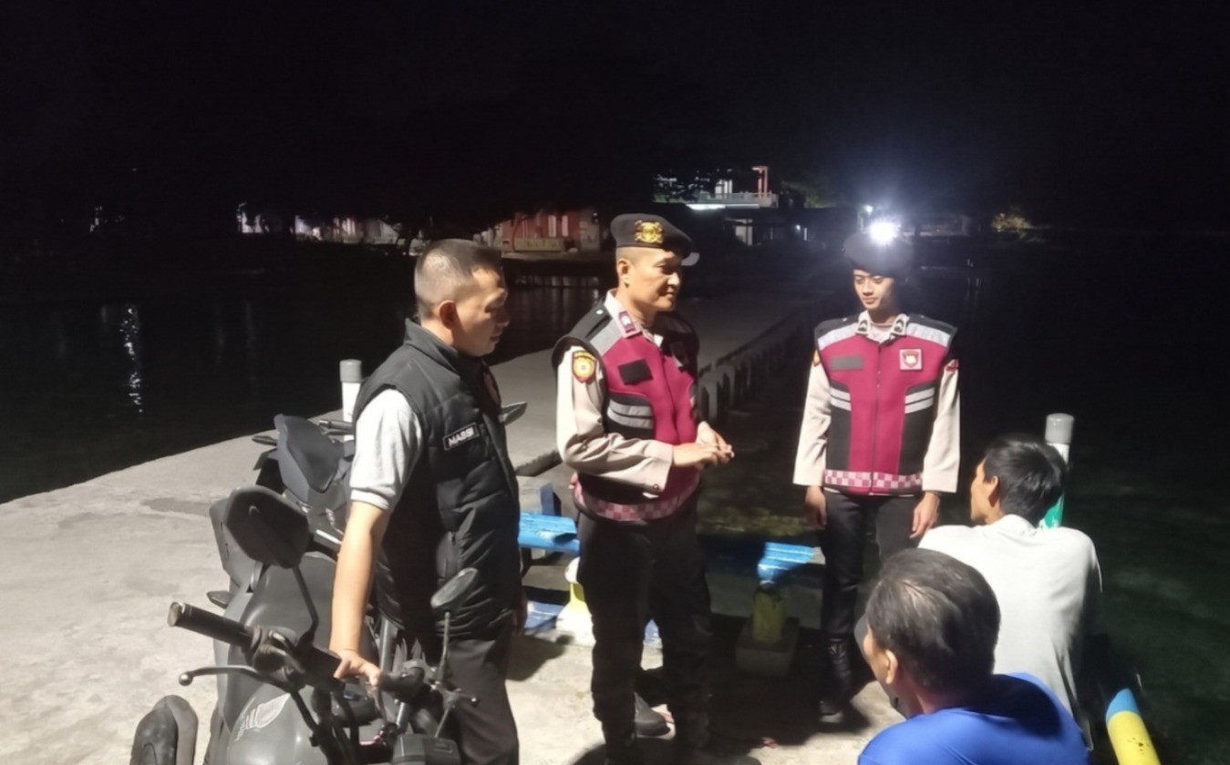 Patroli Malam Jakarta On The Spot, Polsek Kepulauan Seribu Selatan Maksimalkan Sosialisasi Layanan Polisi 110 di Kawasan Dermaga