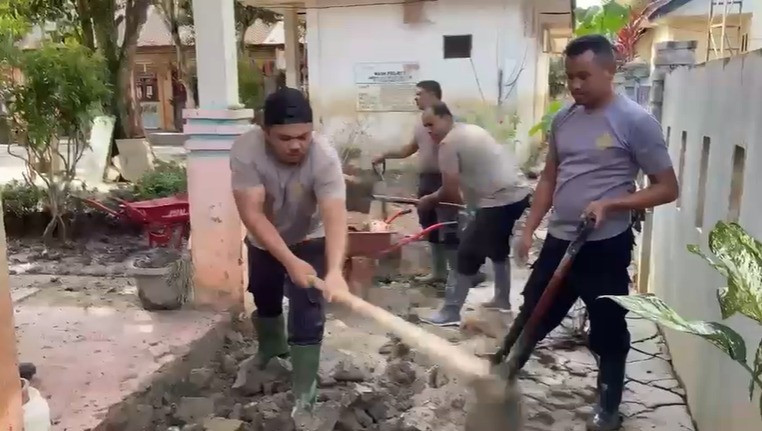Pulihkan Sekolah Pascabanjir Bandang, Polres Bireuen Gotong Royong Bersihkan SD Negeri 11 Kutablang