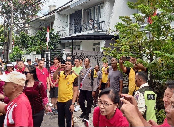 Kapolsek Kelapa Gading Olahraga Pagi dan Ngopi Bareng Warga RW 06