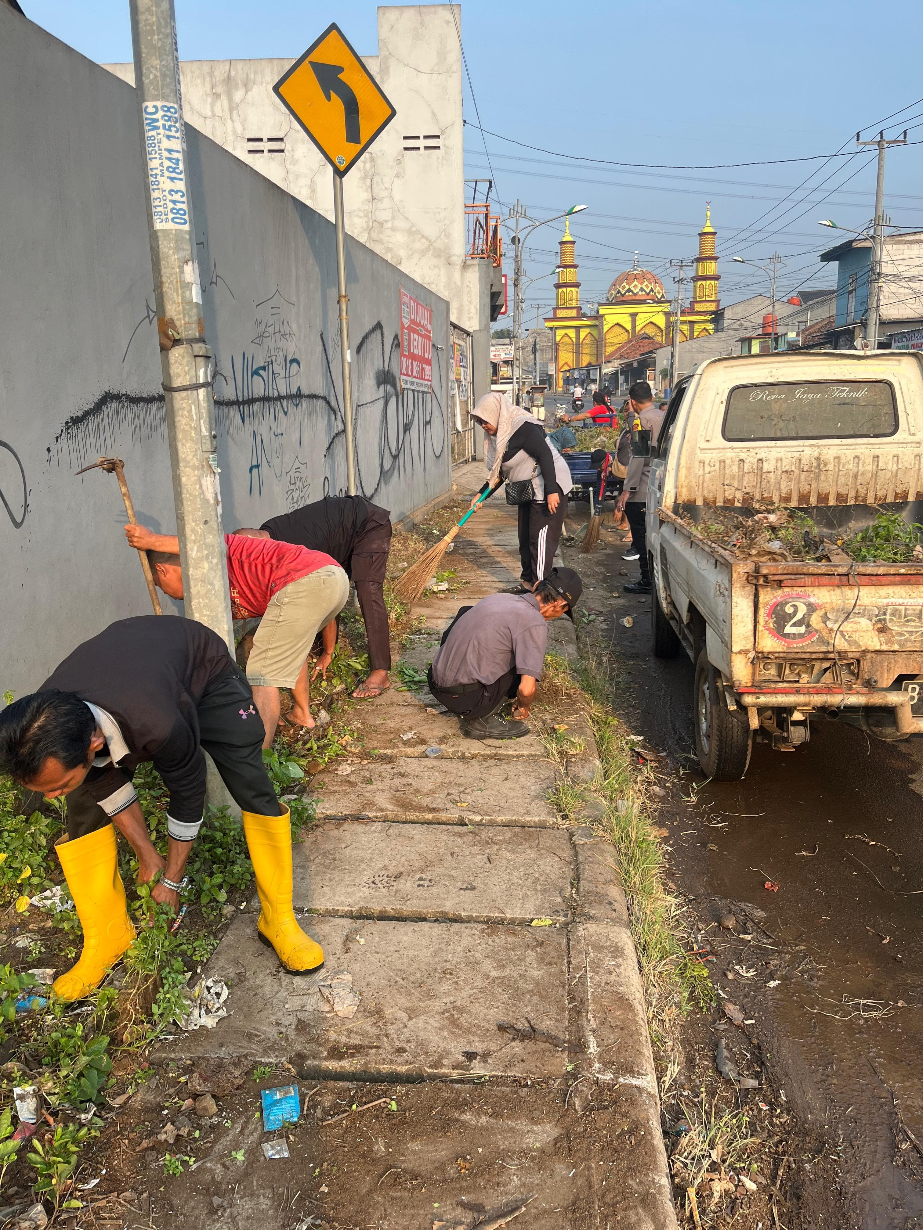 Bhabinkamtibmas Kelurahan Cikiwul Laksanakan Kerja Bakti (K3) di Kelurahan Cikiwul
