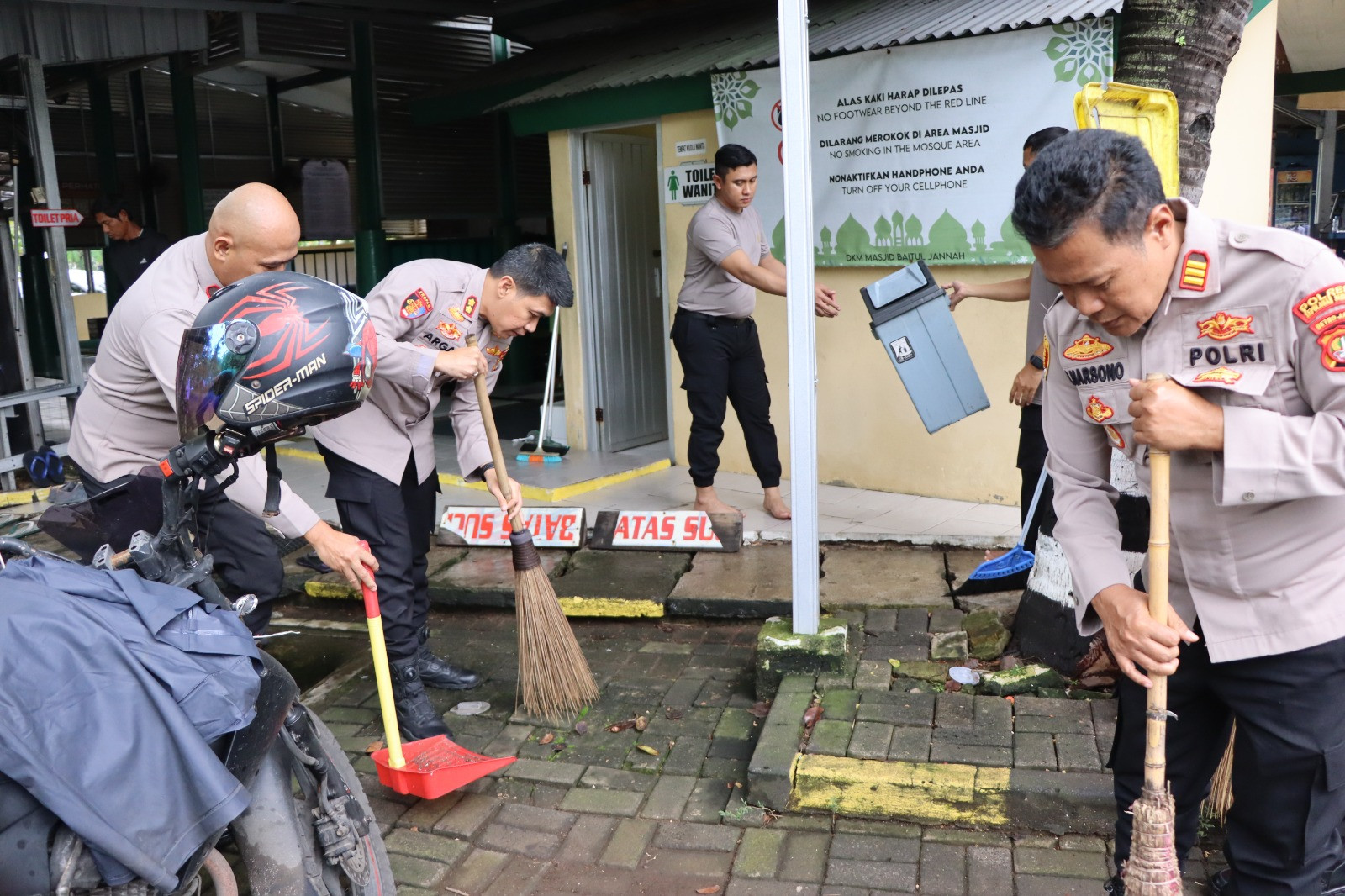Program Bang Jasri Digelar Serentak, Personel Polres Kepulauan Seribu Kompak Bersih-Bersih Masjid