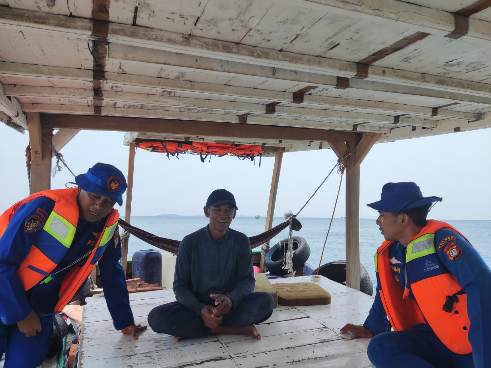 Layanan Polisi 110, Satpolairud Polres Kepulauan Seribu Patroli Laut Sambangi Nelayan dan Warga Pulau