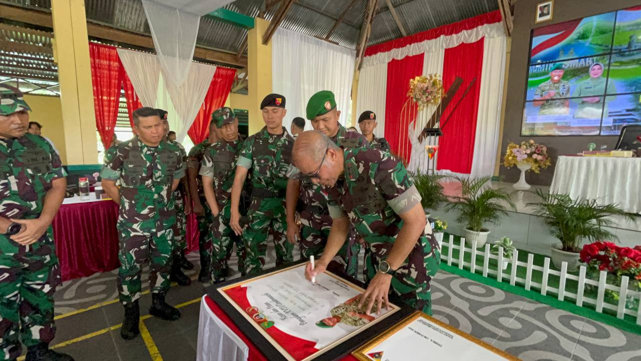 Personel Kodim Beserta Persit Terima Pengarahan Pangdam XVII/Cenderawasih