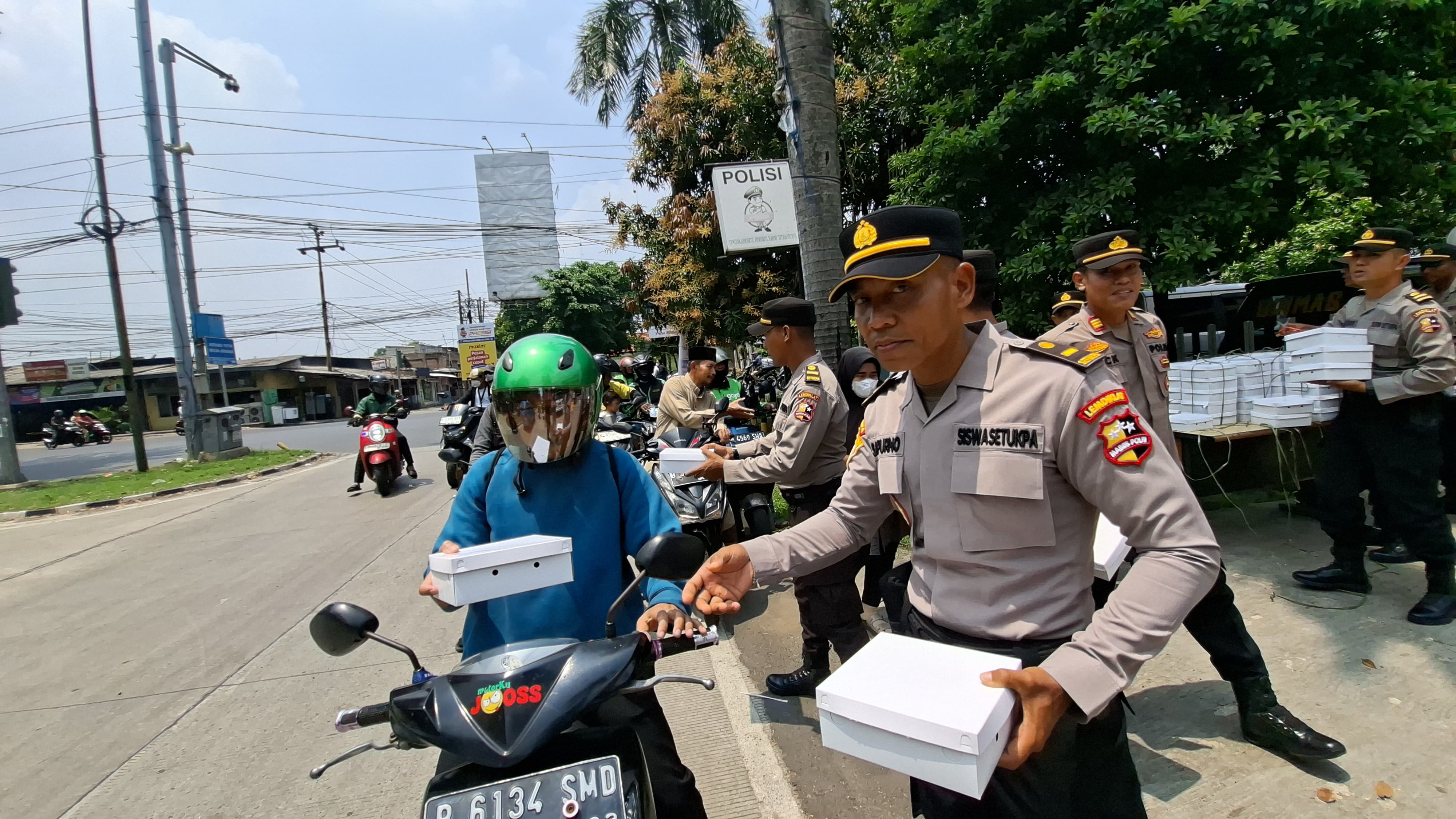 Jumat Berkah, Polsek Rawa Lumbu dan Siswa SIP 54 Gelar Aksi Sosial