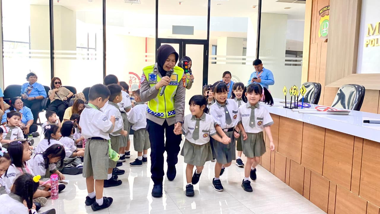 Serunya Belajar Bersama Polisi, Puluhan Murid TK Perguruan Buddhi Datangi Polres Metro Tangerang Kota