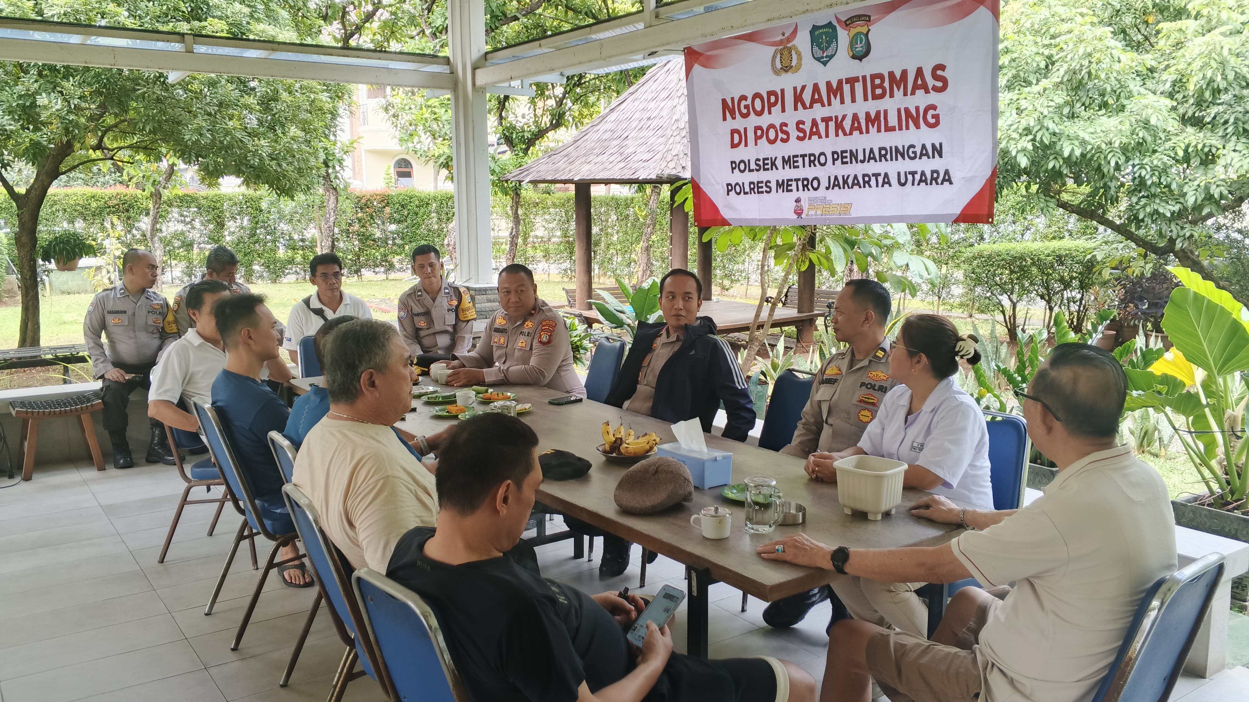Polsek Metro Penjaringan Gelar “Ngopi Kamtibmas”  Wujudkan Keamanan, Kedekatan, dan Kesejukan di Tengah Warga