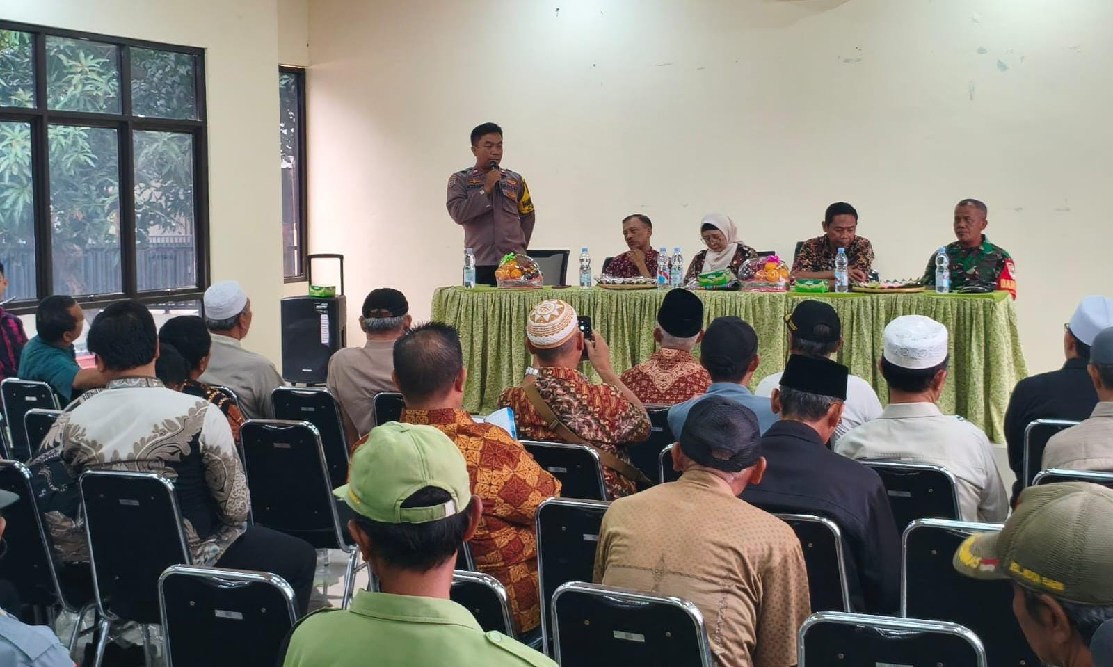 Bhabinkamtibmas Kota Baru Hadiri Rapat Koordinasi Harmonisasi Tokoh Lintas Agama dan Tokoh Masyarakat