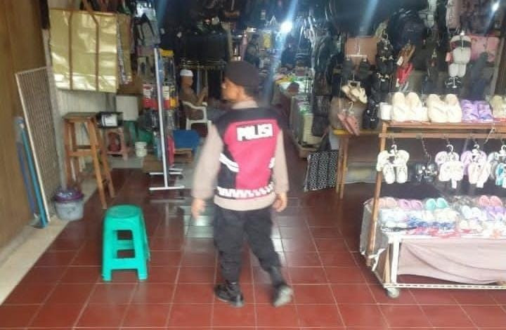Patroli Jalan Kaki Polsek Bekasi Barat Berikan Rasa Aman