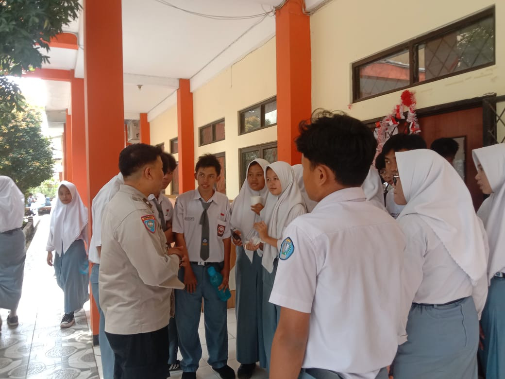 BHABINKAMTIBMAS POLSEK RAWA LUMBU AIPDA ANDIK BERIKAN HIMBAUAN KEPADA PELAJAR