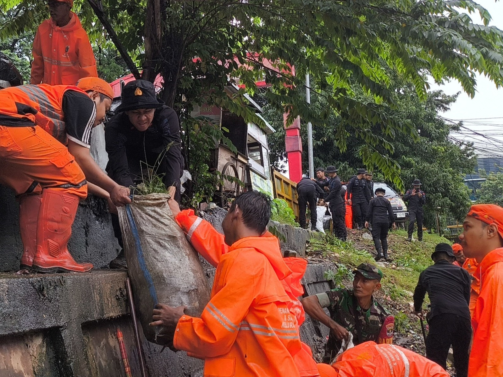 Brimob Metro Jaya Bersama Warga Bersihkan Bantaran Kali di Senen