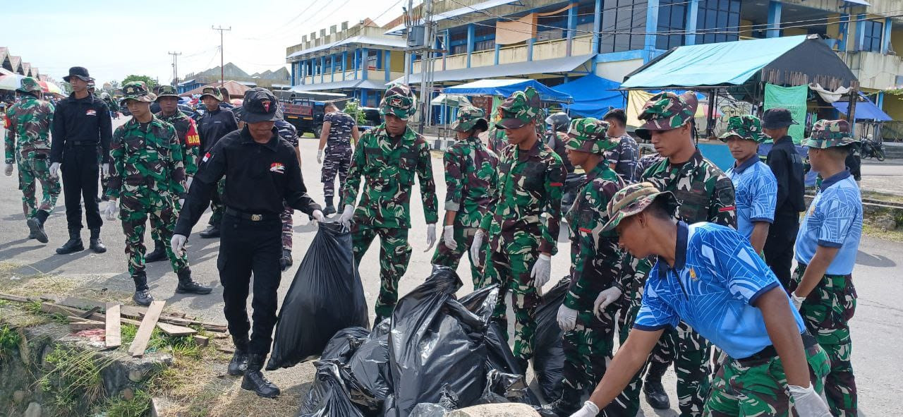 Sambut Bulan Kasih Natal, Kodim 1710/Mimika Gelar Karya Bakti Bersihkan Lingkungan Pasar