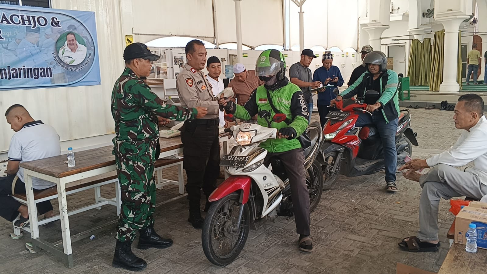 Jumat Peduli di Penjaringan, 500 Driver Ojol Terima Sembako dan Bantuan Tunai