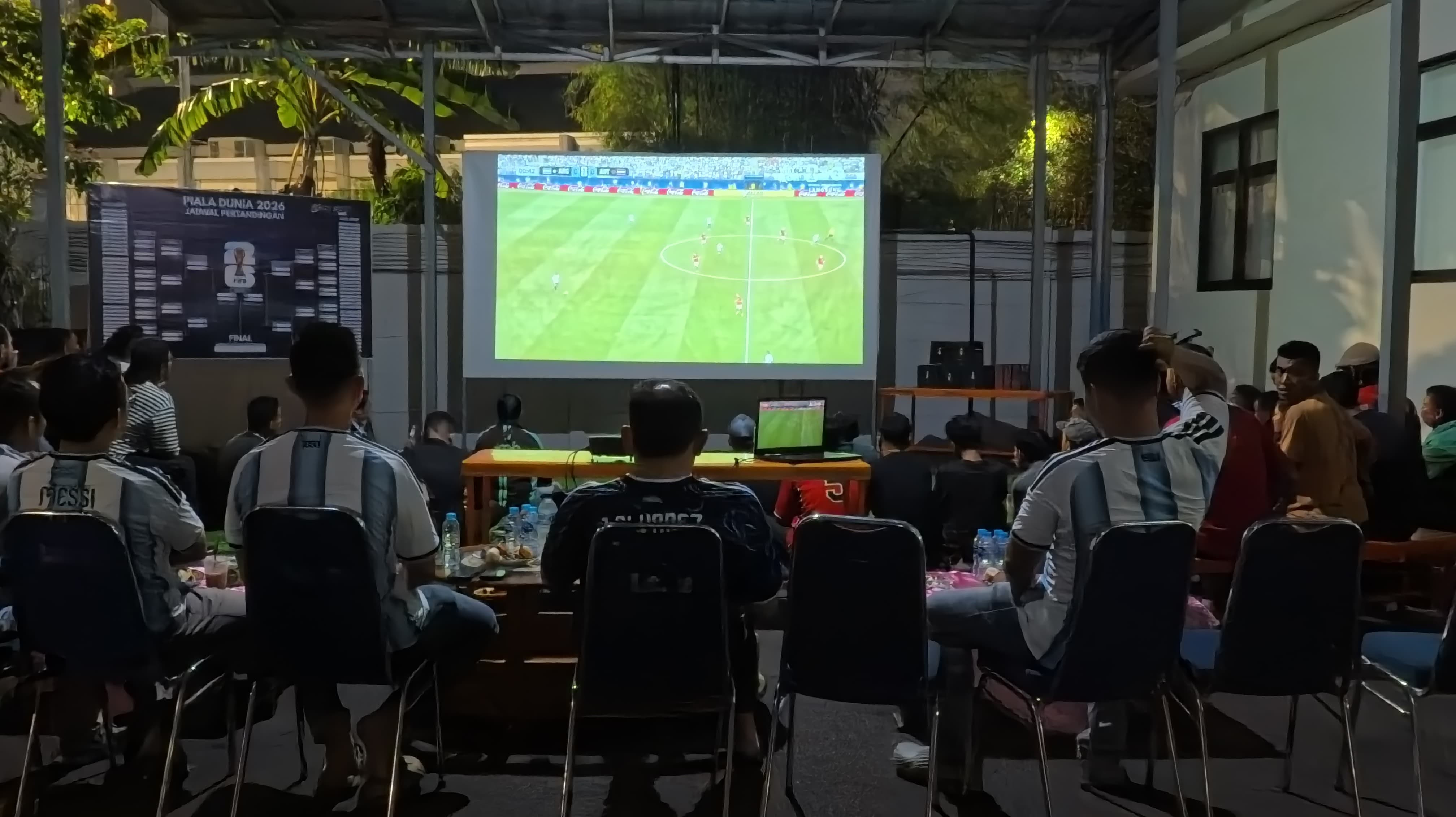 Kapolres Metro Jakarta Utara Nobar Piala Dunia 2026 Bersama Warga di Kelapa Gading, Pererat Sinergi Jaga Kamtibmas