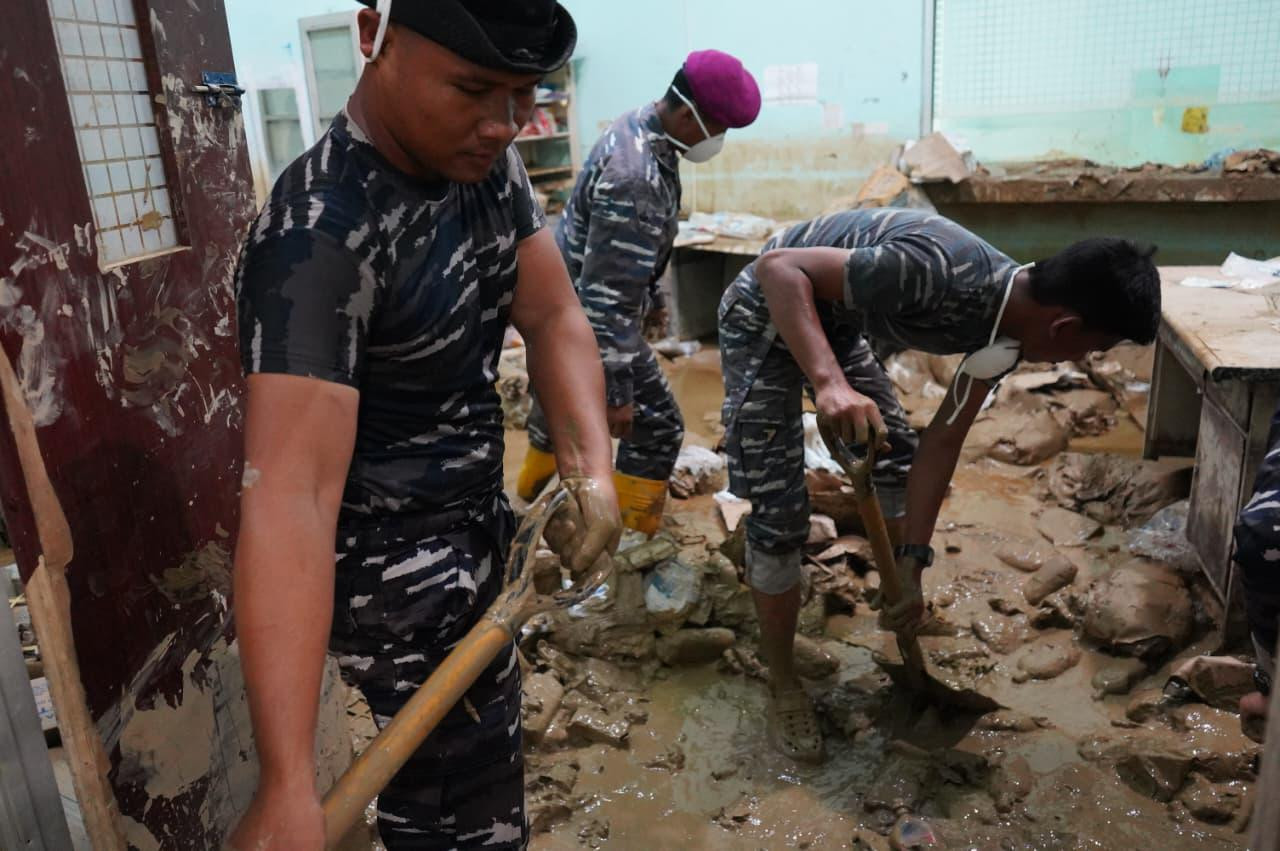 Prajurit Kodaeral I Terjun Langsung Bersihkan RSUD Aceh Tamiang Pasca Banjir