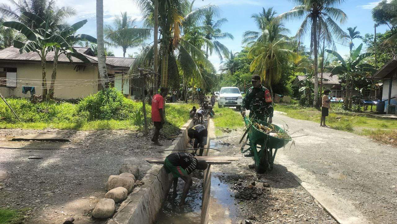 Tumbuhkan Hidup Sehat dan Lingkungan Bersih, Babinsa Koramil Mapurujaya Ajak Warga Bersihkan Parit