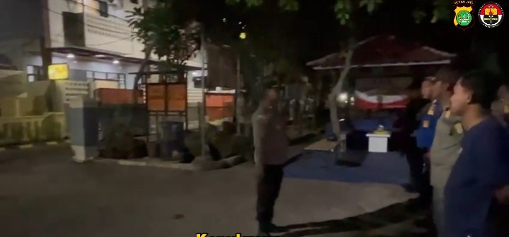 Patroli Malam dan Pengecekan Pos Siskamling, Polsek Kepulauan Seribu Utara Perkuat Sinergi dengan Warga